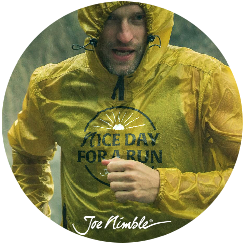 Main in yellow jacket running in the rain